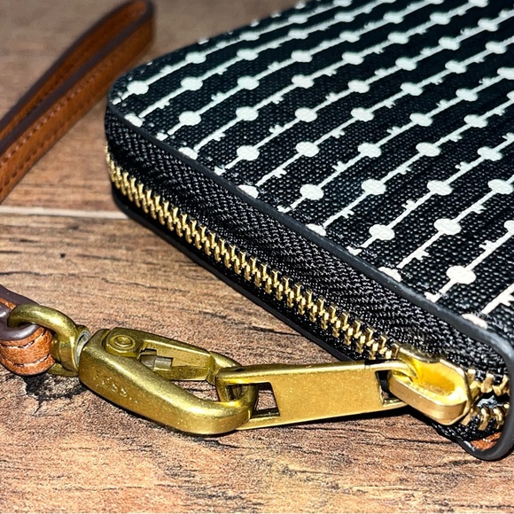 Fossil RFID Wristlet 👛 Like New! - Picture 5 of 14